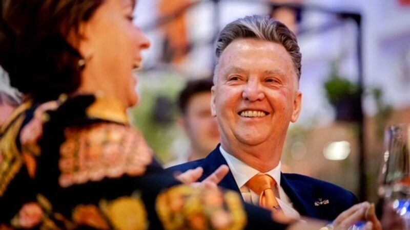 Van Gaal appointed Officer in Order of Orange-Nassau at special evening in Zeist