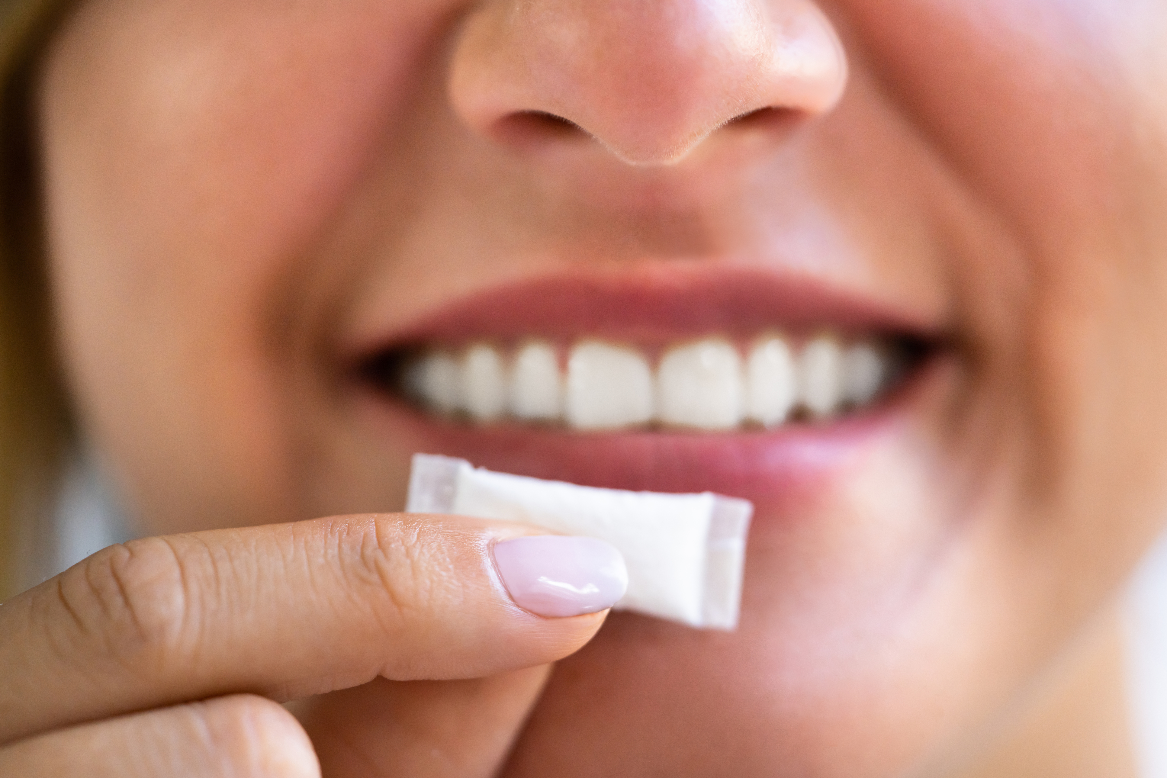 A woman with a pack of snus