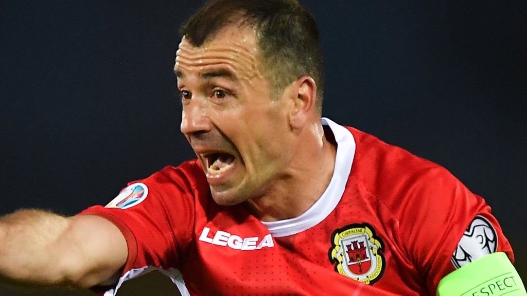 Chipolina and Walker match Van Persie’s Gibraltarese with five hits