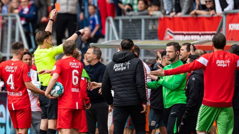 FC Twente-Sparta should have been temporarily suspended