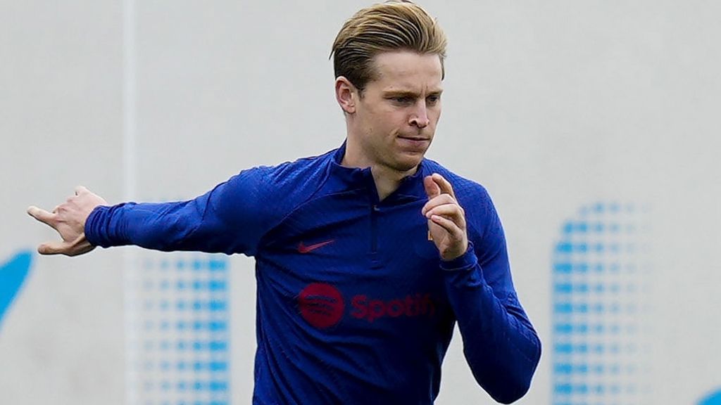 Frenkie de Jong resumes group training at Barcelona after month of injury