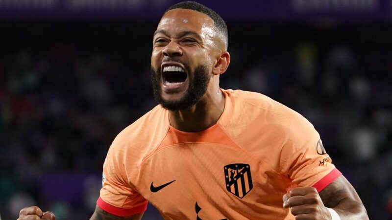 Depay starts solo on own half and scores beautifully on his comeback