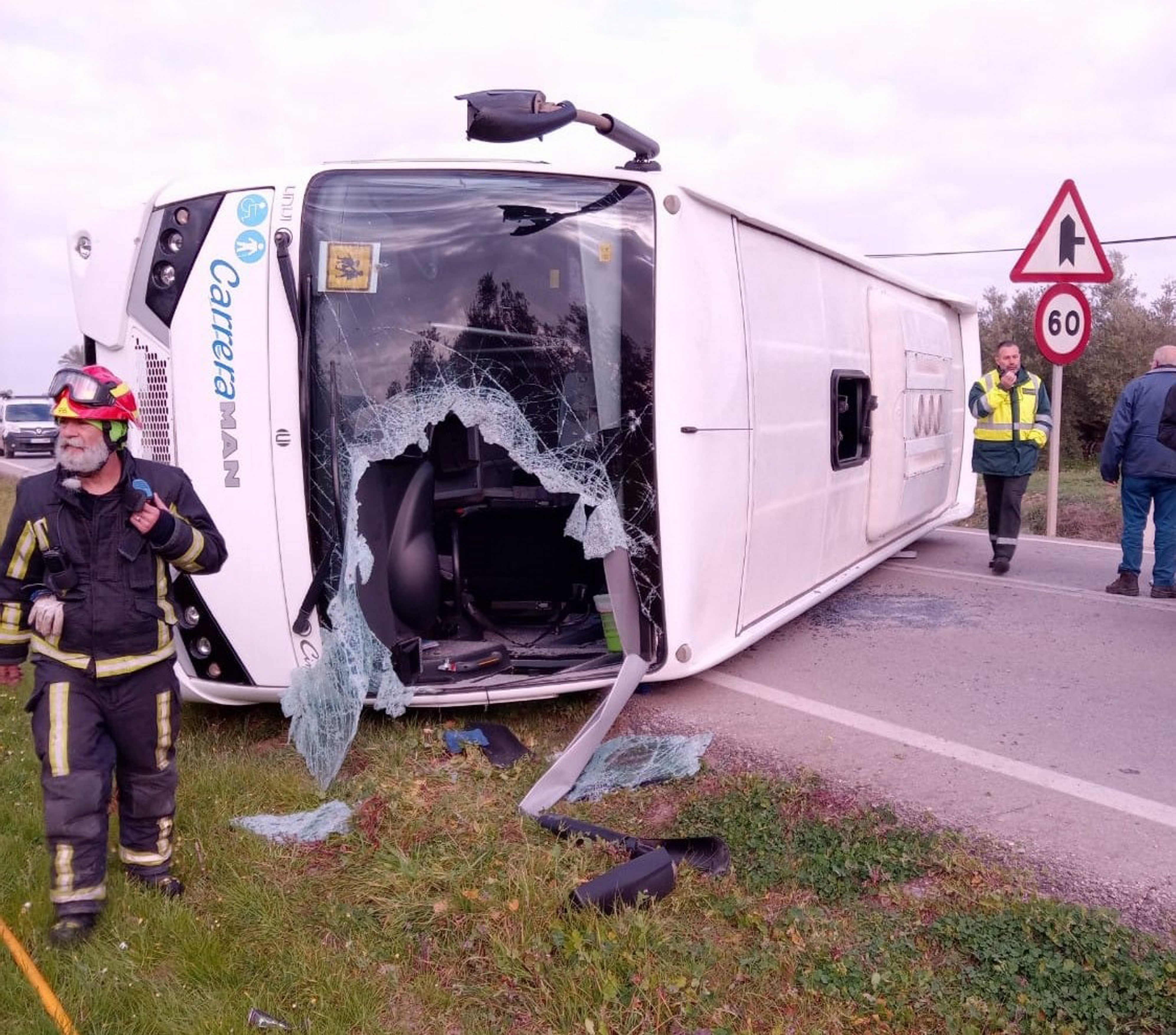 The rollover of a school bus on the A-342 highway in Cabra (Córdoba).