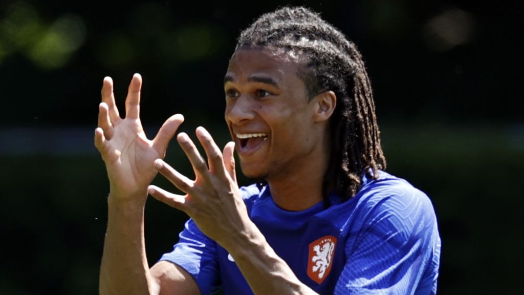 Champions League winner Aké reports to Orange and receives applause