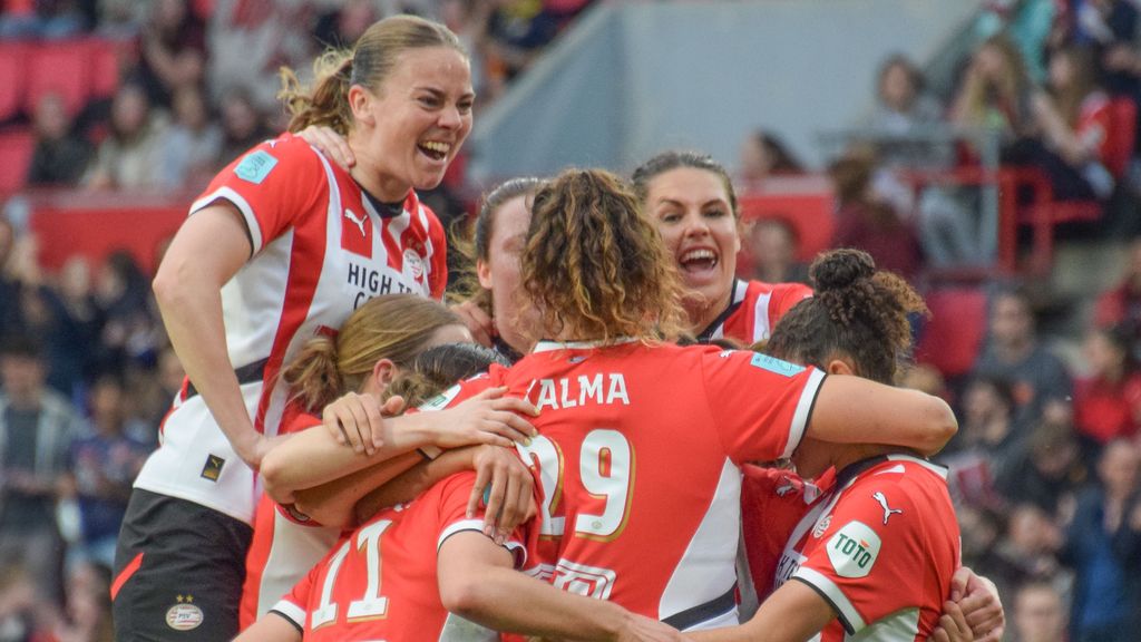 PSV Women Dominate Top Match: Is Ajax Coach Already Throwing In The Towel?